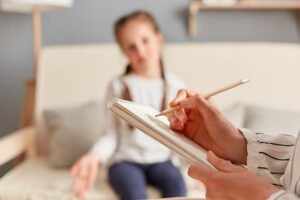 nina-que-tiene-sesion-psicologo-que-toma-notas-sobre-su-estado-emocional-mental-escuchando-atentamente-preocupaciones-problemas-nina_176532-25899.jpg
